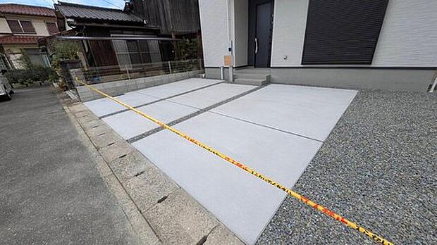 【駐車場】駐車スペースは並列で2台分(車種による)あります。マイカー用に、お客さま用に、余裕を持ってご利用いただけます。