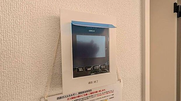【その他】1号棟。
防犯性もばっちり、TVモニター付きインターホン完備。大きなモニターで玄関先を確認できます。録画機能が付いているので不在時の訪問者も確認できて安心です^^