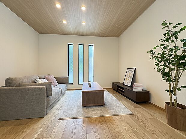 同仕様のリビング施工例です。天井はアクセントクロスで彩りある空間にしています。
