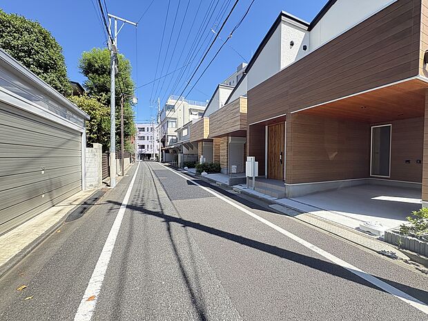 駅徒歩3分なのに車どおりが少なく、閑静な住宅街です。低層の建物で作られた街並みですので、心地よい風と陽当たりを感じる場所です。