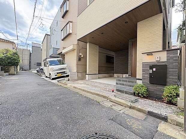 【前面道路】
北側約4.0mの公道に面しています。道幅は広いというわけではありませんが車通りはとても少ないので安心です。