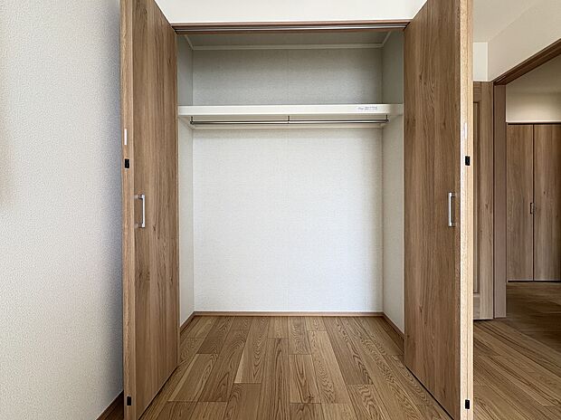 【クローゼット(施工例)】各部屋に収納あり。スッキリとした居住空間を実現致します。