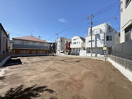 地形に沿った南傾斜の分譲地