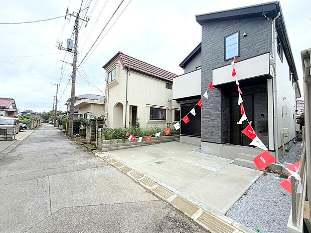 ～十分な広さのある前面道路～
・前面道路は約４ｍございますので、お車でのすれ違いも可能で余計なストレスがかかりません。
・日々お車での移動が多い方には大切なポイントですね。
