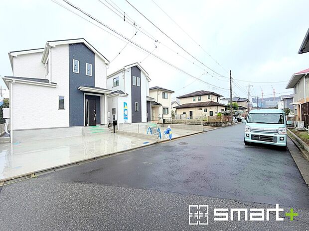 ~閑静な住宅街の立地~
・周辺は閑静な住宅街となっておりますので、静かな暮らしをご実現いただけます。
・前面道路の交通量も多くないので、小さなお子様がいるご家庭でもご安心ですね。(A号棟)