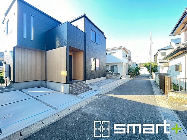 【～閑静な住宅街の立地～】・周辺は閑静な住宅街となっておりますので、静かな暮らしをご実現いただけます。
・前面道路の交通量も多くないので、小さなお子様がいるご家庭でもご安心ですね。