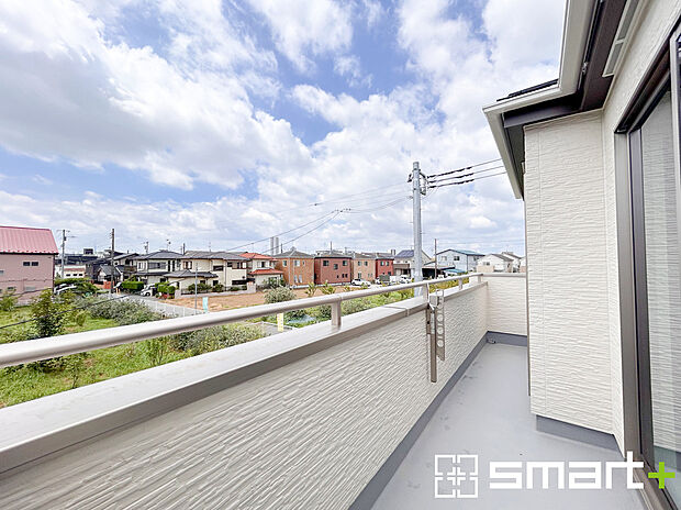【～洗濯物も干しやすいバルコニー～】・陽当たり良好な南側のバルコニーは２部屋から出入りができて毎日のお洗濯も快適。
・テラス屋根等のオプションもお気軽にご相談くださいませ。(Ａ号棟)