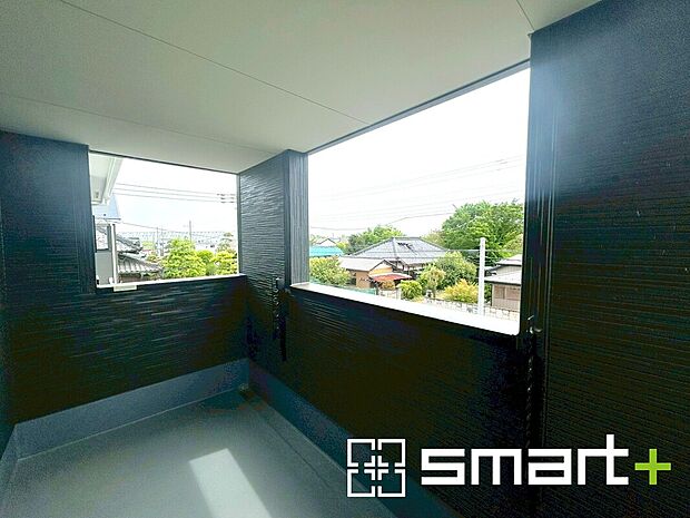 【~屋根付きのバルコニー~】・バルコニーは屋根付きなので急な雨でも安心です。
・奥行きもあるので洗濯物が干しやすいのも嬉しいポイントですね。
(4号棟)
