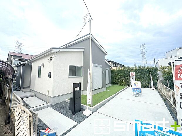 【~駐車場は2台分ご用意~】・駐車場は2台分ございますので、車通勤の方や複数台お持ちの方にもお勧めのお住まいです。
・カーポートなどのオプションもお気軽にご相談くださいませ。