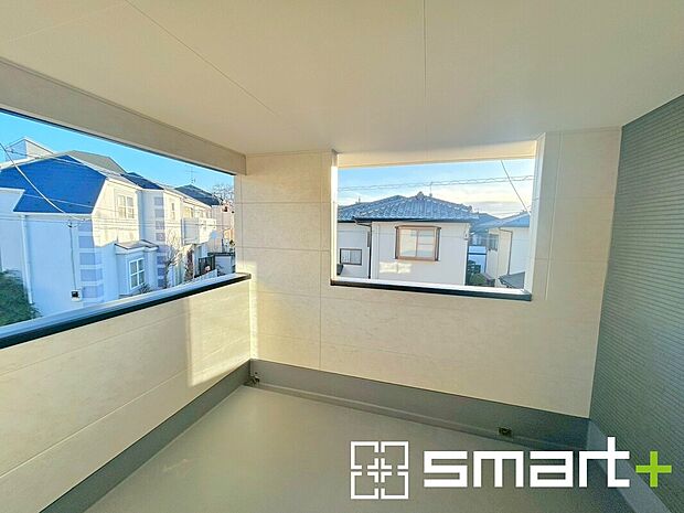 【~屋根付きのバルコニー~】・バルコニーは屋根付きなので急な雨でも安心です。
・奥行きもあるので洗濯物が干しやすいのも嬉しいポイントですね。
