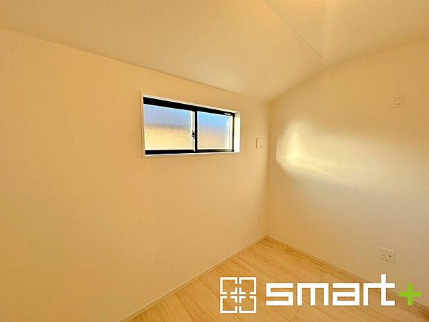 【~自然な風合いの洋室~ 】・ナチュラルな色彩で纏められた洋室は家具のコーディネートもしやすくなっております。
・どんな家具にするか考えるだけでも楽しくなってきますね。