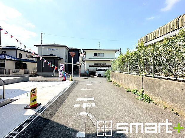 【~閑静な住宅街の立地~】・周辺は閑静な住宅街となっておりますので、静かな暮らしをご実現いただけます。
・前面道路の交通量も多くないので、小さなお子様がいるご家庭でもご安心ですね。