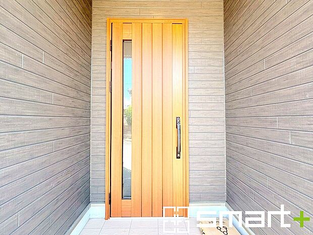 【~お住まいの顔「玄関」~】・玄関ドアの上にはもちろん軒がございますので、雨の日でも濡れずに鍵の開閉が可能です。
・鍵は防犯性に優れたディンプルキーを採用。
(1号棟)