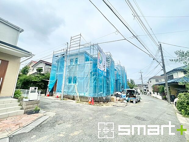 【~開放感ある角地のお住まい~】・2方向が空く事で開放感のある角地に位置しております。
・窮屈な感じが無く、ゆったりと暮らせるこの魅力をぜひ現地でご体感くださいませ。(A号棟)