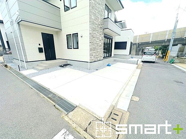 【~駐車場は2台分ご用意~】・駐車場は2台分ございますので、車通勤の方や複数台お持ちの方にもお勧めのお住まいです。
・カーポートなどのオプションもお気軽にご相談くださいませ。(1号棟)