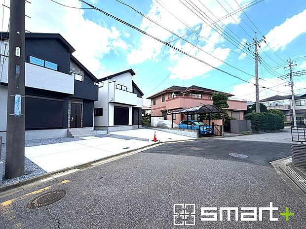 【～閑静な住宅街の立地～】・周辺は閑静な住宅街となっておりますので、静かな暮らしをご実現いただけます。
・前面道路の交通量も多くないので、小さなお子様がいるご家庭でもご安心ですね。
