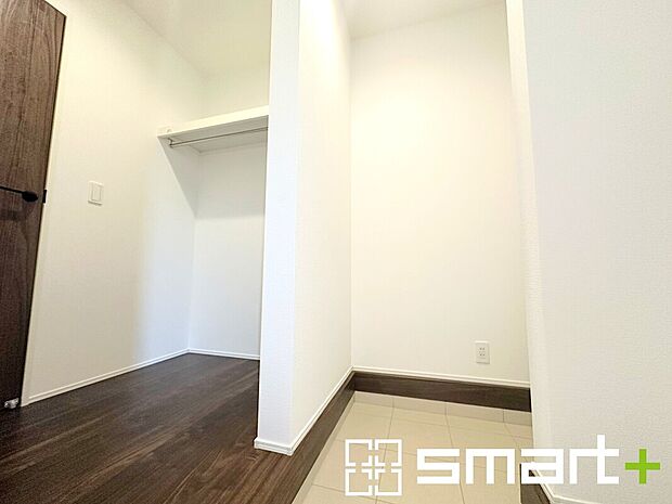 【~シューズインクロークをご用意~】・追加の靴置きとしてはもちろん、ベビーカーやゴルフ・スキーなど趣味の用具の置場としてもご利用いただけます。
・玄関が広がる事で開放感のある空間となります。