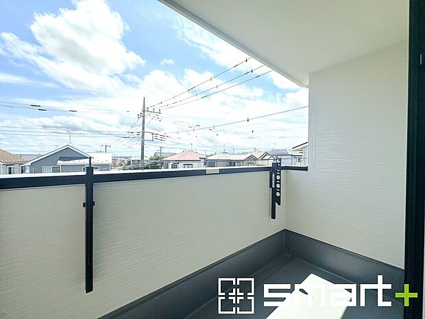 【~屋根付きのバルコニー~】・バルコニーは屋根付きなので急な雨でも安心です。
・奥行きもあるので洗濯物が干しやすいのも嬉しいポイントですね。