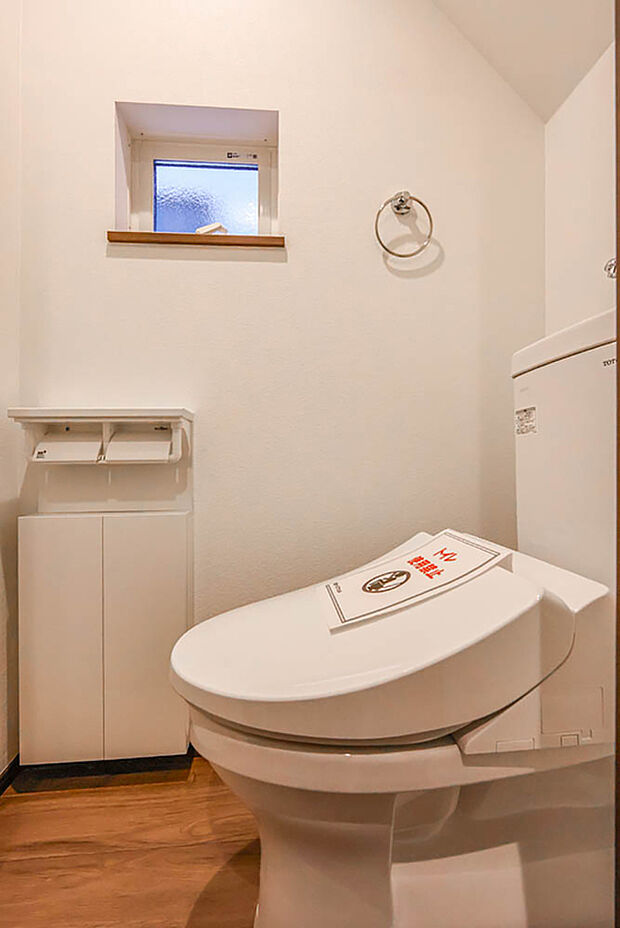 【トイレ/2号棟 】タオルハンガーにカウンター、収納などほしい機能が揃ったトイレです。