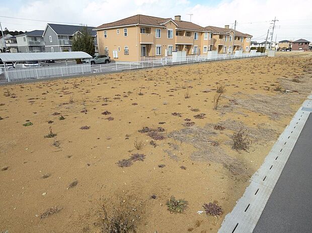 【現地土地写真】小学校まで徒歩20分圏内。お友達とのおしゃべりが弾む、毎日の通学にちょうどいい距離感ですね。