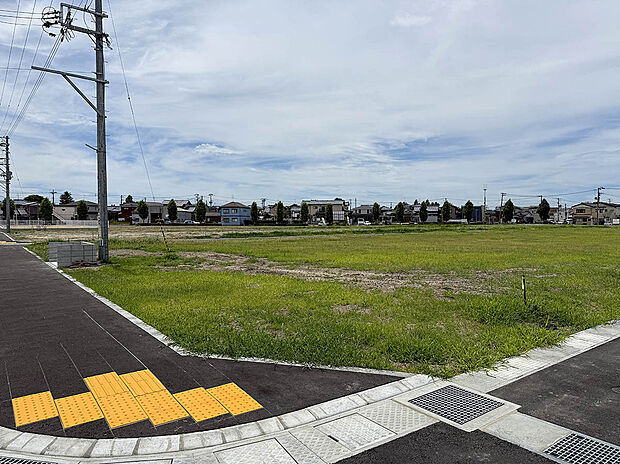 【現地土地写真】前面道路が広く、お車の出し入れもラクラクです。毎日の通勤やお買い物帰りの駐車ストレスも減りますね。