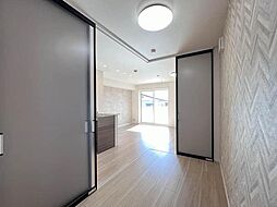 洋室とリビングは半透明のガラスを用いたスライドスクリーンにて間地切る事も可能です。こちらのお部屋にはウォークインクローゼットをプランニングしております。