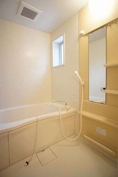 画像8:【浴室】バスルームには換気扇も付いていますが、窓も付いているため自然換気にも対応しています！