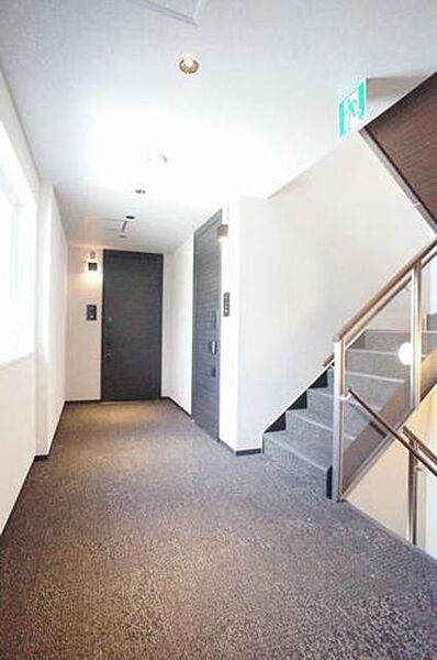 画像15:内廊下はタイルカーペット敷となっており、まるでホテルのような空間です。