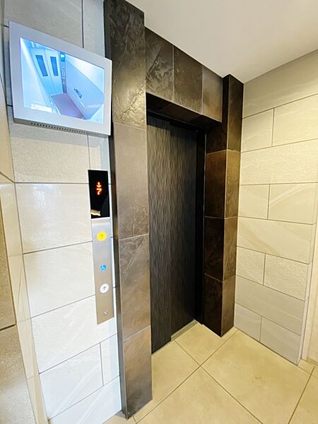 画像5:防犯カメラ付エレベーター