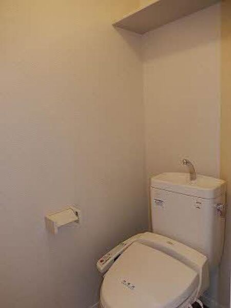 画像6:温水洗浄便座機能付きトイレです。