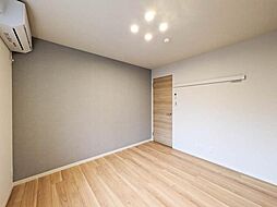 【洋室】6．3帖の洋室です。こちらの部屋にもエアコンが1台設備でございます。照明付き。室内物干しもあります。（家具はＣＧです）