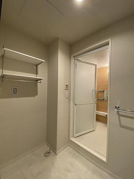 画像13:洗面脱衣所の洗濯機置き場には可動棚を用意。小さな心配りを発見できるお部屋となります。