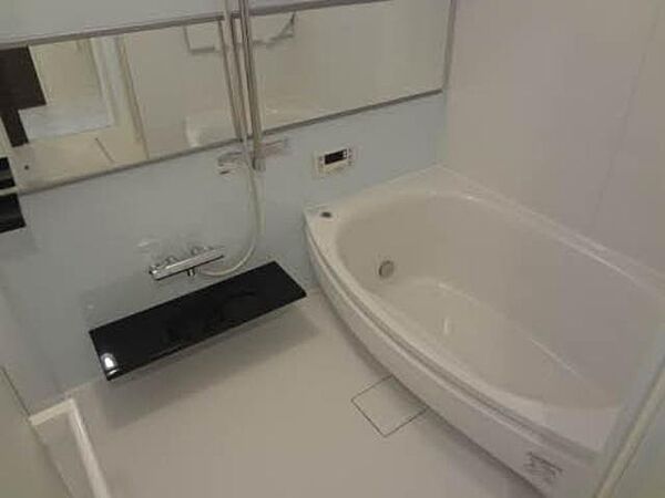 画像8:白を基調とした清潔感のある浴室♪ゆったりと浴槽に浸かり、一日の疲れをとるのに最適なリラクゼーションルームです♪