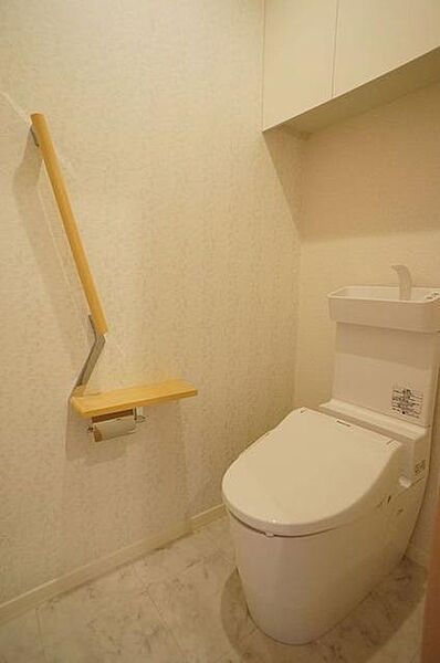 画像7:多機能便座付トイレ☆　あるとうれしい棚付です☆