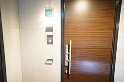 まるでホテルの一室を想像させるスタイリッシュな玄関