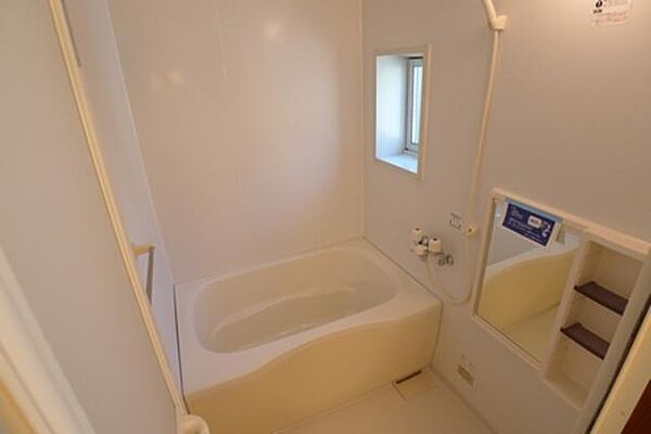画像12:◇浴室◆窓のある浴室です♪自動お湯張り機能、沸かし直しが出来ます追焚機能付浴槽です!!