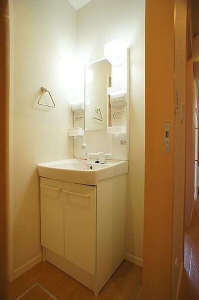 画像12:独立洗面台です♪シャワー付の為簡単な洗髪もここで出来ます♪