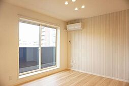 ■ＬＤＫ■ハイサッシを採用した開放感のあるリビングです♪嬉しいダウンライト・エアコンも付いており、入居時に購入する必要ございません♪