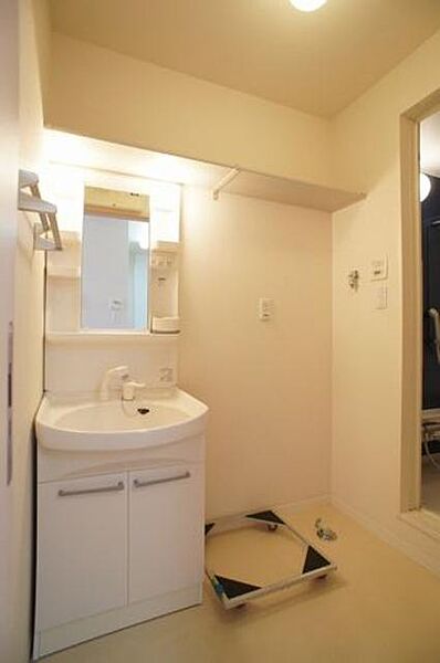 画像7:洗面所はシャワーヘッド付きの洗髪洗面台があります♪上部には収納棚も設置しました。