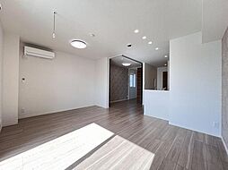 使い勝手の良い対面キッチン間取りのリビングとなります。洋室の扉を開けて利用すると大空間としてご利用頂けるお部屋となります。