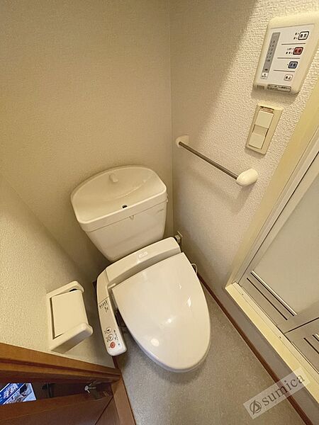 画像17:人気アイテムの温水洗浄便座。清潔感のあるトイレです。