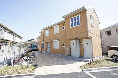 外観：2階にお住まいの方も1階の玄関扉から出入りするタイプです。