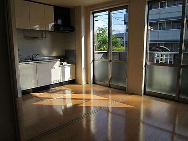 画像3:【DK7.5帖】清潔感のある白を基調に明るくシンプルなコーディネーションは、部屋を明るくやさしい印象にし、家具カラーアレンジしやすい♪