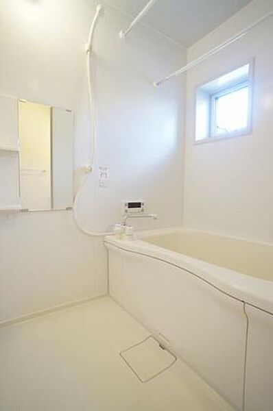 画像9:■浴室■換気に便利な戸窓付きで清潔感ある浴室です♪物干し用のポールも付いてます！
