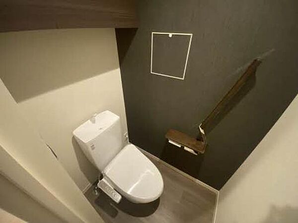 画像13:暖房洗浄便座付きのトイレ空間です。