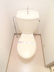 [トイレ] コンセントプラグもあるので、お好きなウォシュレット設置でｓきます。