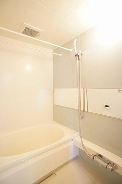 画像14:【浴室】明るい色の浴室です！追い焚き給湯設備が付いているのでいつでも温かいお風呂に入れます◎
