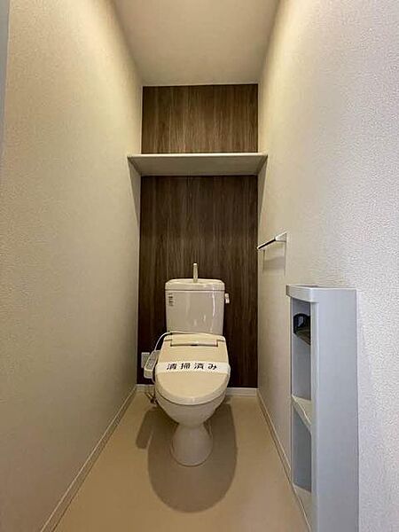 画像8:【トイレ】シャワートイレ完備★上部には棚があり、小物が置けます★