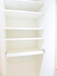 洗面所前にも棚がございます！！
