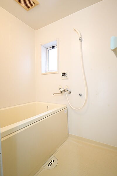 画像25:お風呂にも小窓があり換気も出来安心です。